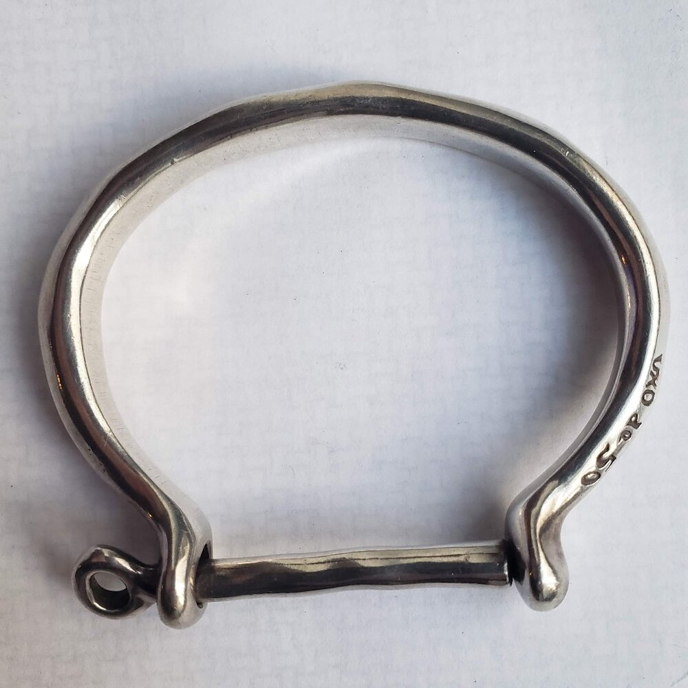 UNOde50 Sterling Silver Plated Bangle Bracelet with Shackle-Shaped Screw Clasp